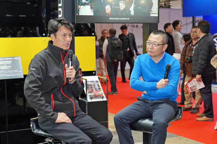レーシングドライバーの谷口信輝選手（写真左）とモータージャーナリストの大谷達也氏（同右）。webCGのコンテンツ『谷口信輝の新車試乗』でおなじみのコンビがルノーブースでトークショーを展開した。