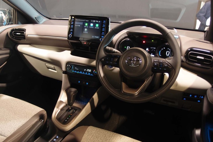 コックピット周辺部。上級グレード（写真）のダッシュボードには、ソフトで上質な素材が使われている。