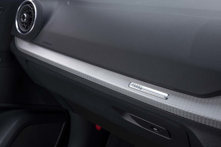 助手席の前方にはシルバーグレーのデコラティブパネルを装備。上質感が演出されている。