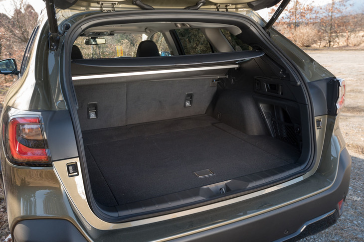 使いでのある荷室も新型「レガシィ アウトバック」の魅力。容量は561リッター（VDA法）で、後席をたたむと奥行き1982mm（フロア長1677mm）の空間が得られる。