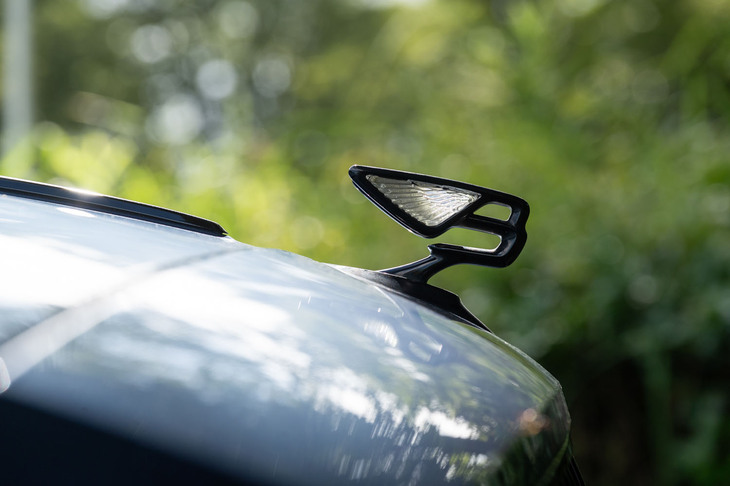 ボンネット先端の「フライングB」マスコットはイルミネーション機能付き。室内からの操作で格納可能。