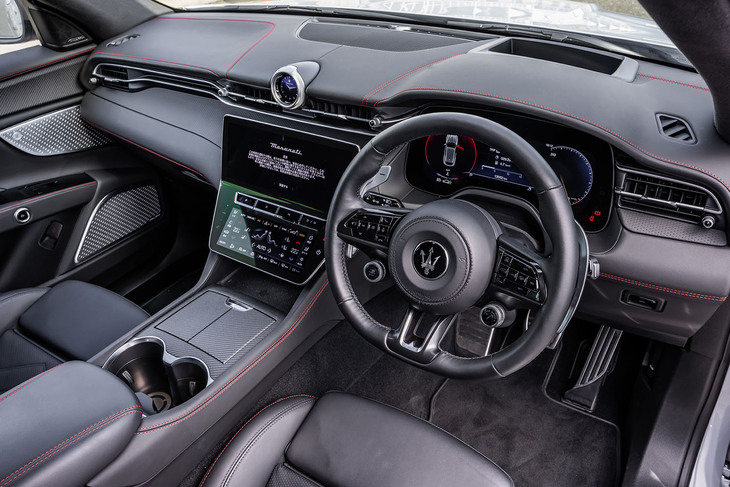 大型の液晶パネルを上下に2枚組み合わせたセンターディスプレイが目を引く「グレカーレ トロフェオ」のコックピット。ステアリングスポーク右下にドライビングモードの切り替えスイッチを配置している。トロフェオには電子制御式のリミテッドスリップデフが標準で装備される。