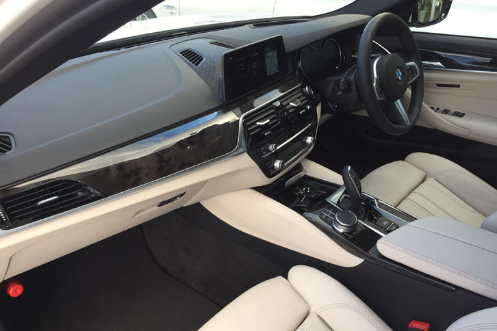 BMW 540i（室内）