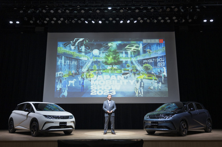 「BYDドルフィン」の発表イベントで車両説明を行ったBYDオートジャパン代表取締役社長の東福寺厚樹氏。