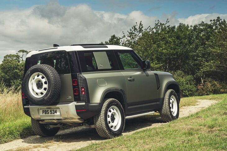 ライバル同様、日本では豪華仕様の個体が街を闊歩（かっぽ）している「ディフェンダー」。しかしカーマニアたるもの、やはりこういう“素”の仕様を愛（め）でたいものである。