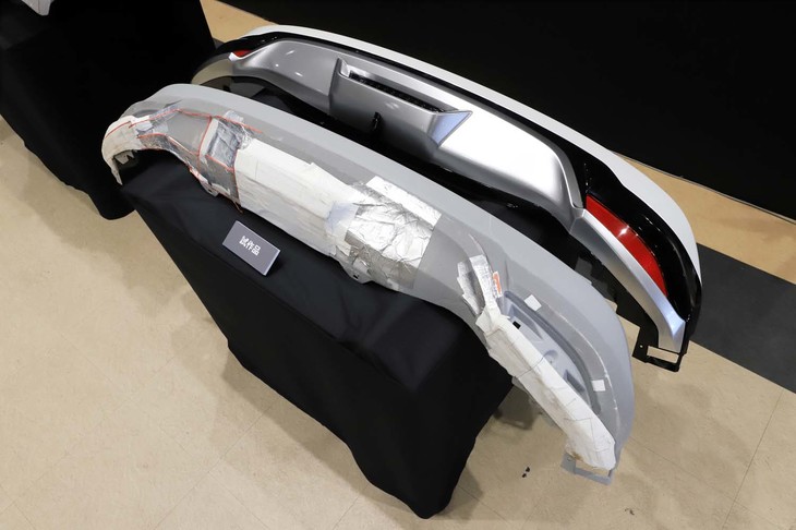完成品のリアバンパー（写真上）と、その開発段階（下）の比較展示。発泡ウレタン製の試作品を削っては試走を重ね、理想の形状を追求したという。