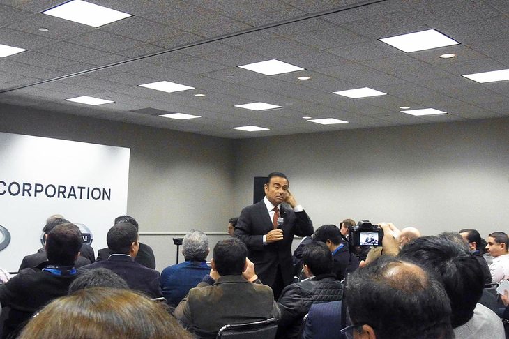 2015年のデトロイトモーターショーでの取材会にて。ゴーン氏は演壇を降り、質問者の前に歩み寄って問いに答えた。