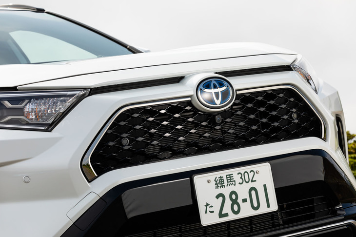 専用のフロントグリルやフロントバンパーモール、LEDデイライトなども他のモデルにはない「RAV4 PHV」の特徴となっている。