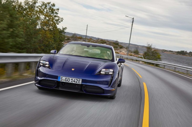 2019年9月4日に北米と中国、欧州の計3カ所で同時にお披露目された「ポルシェ・タイカン」。LED4灯式のヘッドランプユニットが他のポルシェ車との共通性を感じさせる。