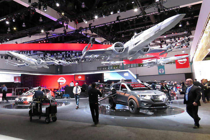 映画『スター・ウォーズ』とコラボレーションした日産の展示エリア。