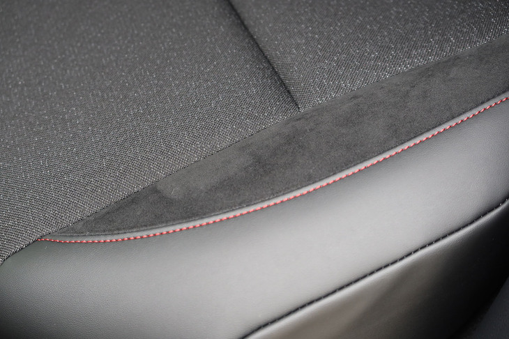 ホンダ・ヴェゼルe：HEV RS（リアシートの座面およびサイドサポート）