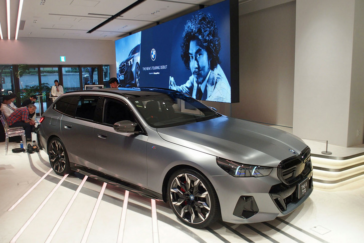 「BMW THE NEW 5 Touring Debut Supported by Esquire」の会場となった東京・麻布台ヒルズのブランドストア「FREUDE by BMW」には「i5ツーリング」が展示された。
