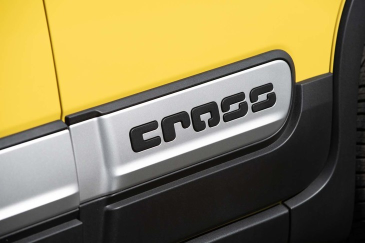 ボディーサイドには「cross」ロゴ入りのモールディングが備わっている。