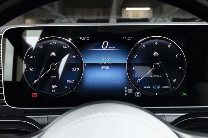 液晶メーターには専用オープニング画面が用意されるほか、メーターリングの盤面には「M」を重ねたマイバッハのエンブレムが表示され、リング自体も銅のような黄褐色となっている。