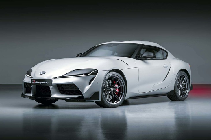 トヨタは2022年4月、「スープラ」のMT車を発表。同年秋にはデリバリーが開始される。兄弟車となる「BMW Z4」も、AT限定だったラインナップに追加するかたちで、2019年7月にMT車が設定された。