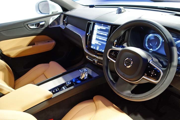 「T8 Twin Engine AWDインスクリプション」のインテリア。