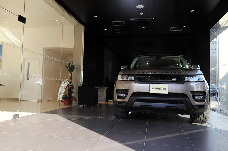 店舗内に設けられた納車スペース。納車日が雨であっても、ぬれることなくクルマをチェックできる。