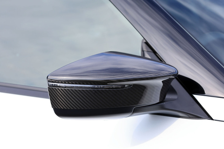 まだ発売されたばかりの新型「フェアレディZ」。試乗車に採用されていた用品のうちでも、取材の時点で発売済みのものはマフラーとブレーキパッド、カーボンドアミラー（写真）、キッキングプレートのみだった。