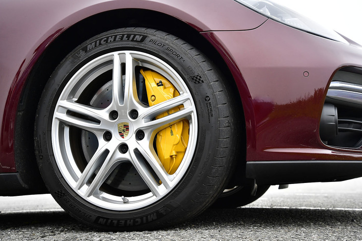 タイヤサイズはフロントが275/40ZR20、リアが315/35ZR20 。ミシュランのスポーツタイヤ「パイロットスポーツ4」を装着していた。