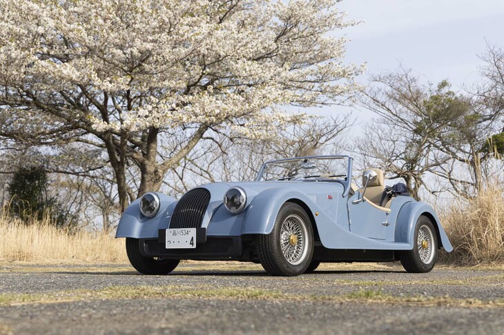 今日におけるモーガンの基幹車種である「プラスフォー」。「4/4」の高性能バージョンとして登場したモデルで、ベース車が販売終了となった今日でも、「4/4の高性能版」という意の「Plus Four」という車名を冠している。