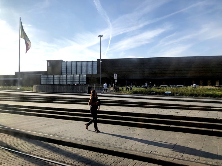 フィレンツェのサンタマリア・ノヴェッラ駅。現駅舎は1934年落成。設計は建築家集団のグルッポ・トスカーノによる。左側の明かり取り窓は、ファシズムの語源である「ファスケス（束）」をモチーフにしている。