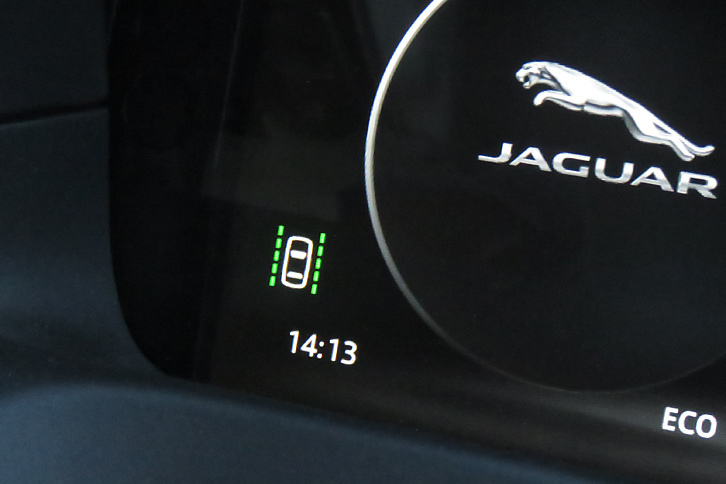 車線逸脱防止機能のインジケーター。自車が車線をはみ出しそうになると、パワステの制御を利用してドライバーによる車線保持の操作をアシストします。実際に体験してみると、けっこう強めにアシストが入る印象でした。