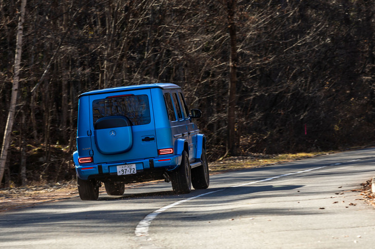 足まわりはフロントがダブルウイッシュボーン、リアがド・ディオン。いずれもコイルサスを組み合わせている。