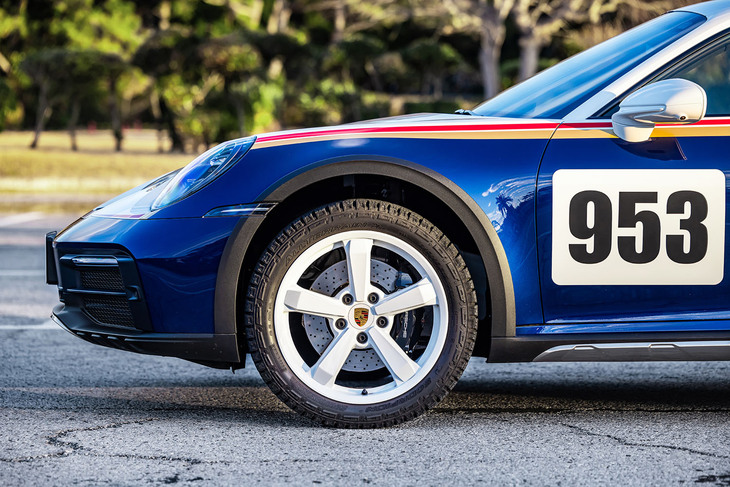 「911ダカール」の最低地上高は161mm。標準装備のリフトシステムによってフロントエンドとリアエンドの高さをさらに30mm上げることもできる。写真は車高をアップした様子。