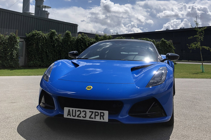 電動ハイパーカー「エヴァイヤ」をモチーフとしたベントが備わるボンネットと、縦型ツインブレードデザインのLEDヘッドランプが特徴となる「エミーラ」のフロントフェイス。