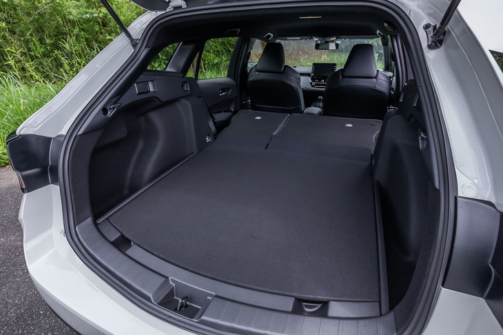 後席背もたれをすべて前方に倒した荷室の様子。容量は最大802リッターまで拡大できる。