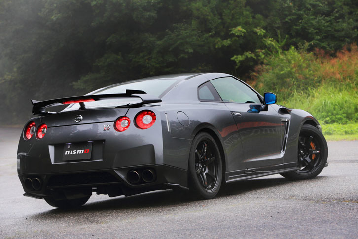 「GT-R」用のリアスポイラーとリアディフューザーフィンは、2017年11月に発売される予定。