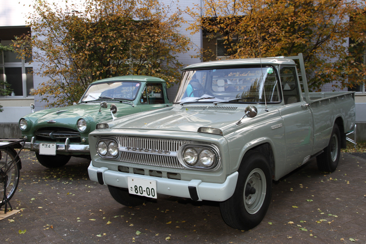 2台の1950～60年代のトヨタ製トラック。左は「トヨペット・マスターライン ピックアップ」、右は「トヨペット・スタウト」。