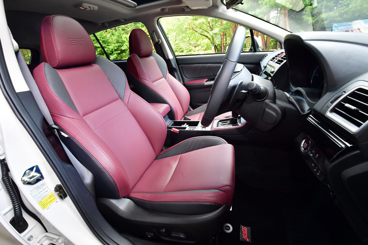 「STI Sport」グレードには専用の本革シート（ボルドー／ブラック）がおごられる。