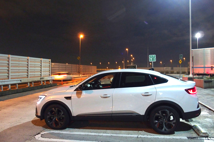 ボディーカラーは「ノワール メタルM」「ブルー ザンジバルM」「オランジュ バレンシアM」、そして今回の試乗車がまとっていた「ブラン ペルレM」の全4色。