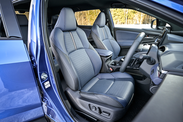 シート表皮はぜいたくなナッパレザー。着座位置は少々高めだが、ホールド性は高い。