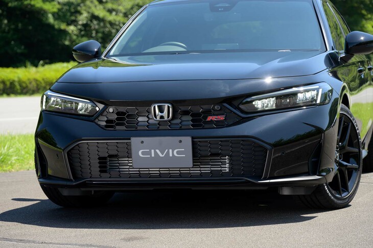 外装ではヘッドランプリングやウィンドウモール、ドアミラー、アンテナ、エキパイフィニッシャーなど各所をブラックでコーディネート。前後に赤い「RS」のエンブレムが装着される。