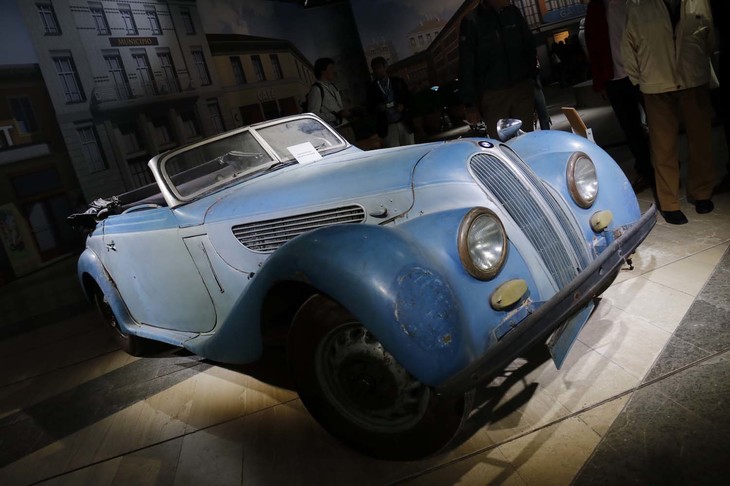 「BMW 327スポーツ コンバーチブル」（1938年）。「320」のシャシーと「326」の高性能エンジンを組み合わせ、1937年に誕生したのが327であった。