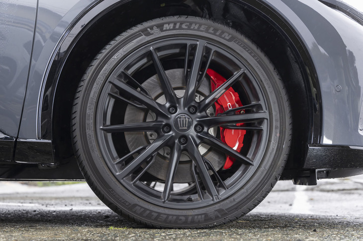 トレッドは「クロスオーバー」と変わらないが、タイヤは10mm幅広の235/45R21を履く。マットブラックのホイールは「RS」専用だ。