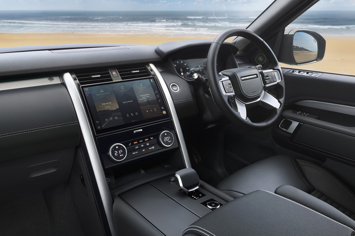 「テンペスト キュレーテッドフォージャパン」専用のグラフィックがインテリアフィニッシャーやトレッドプレートなどに用いられる。