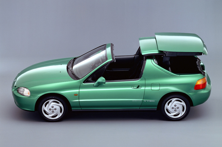 1992年に登場した「ホンダCR-Xデルソル」にもスライド式の電動ハードトップが採用されていたが、市場には受け入れられなかった。