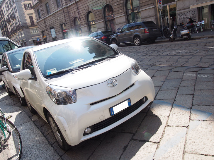 後方にはライバルの「スマート・フォーツー」が。奥には、当時流行していた大型SUV2台が見える。2013年にミラノで。