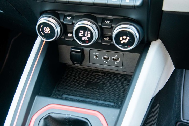 シフトセレクター前方にあるスマートフォンのワイヤレスチャージャーも「インテンス テックパック」専用。