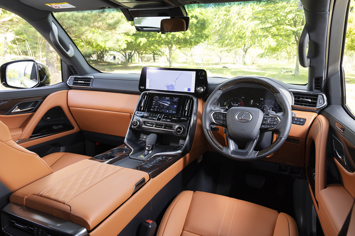 この試乗車のインテリアカラーは“エグゼクティブ”専用の「サンフレアブラウン」。そこに同じく専用の「鷹羽」のオーナメントパネルを組み合わせている（オプション）。