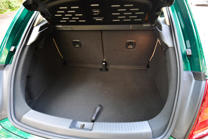 4人乗車時の荷室容量は310リッター。後席を倒せば最大905リッターまで広がる。