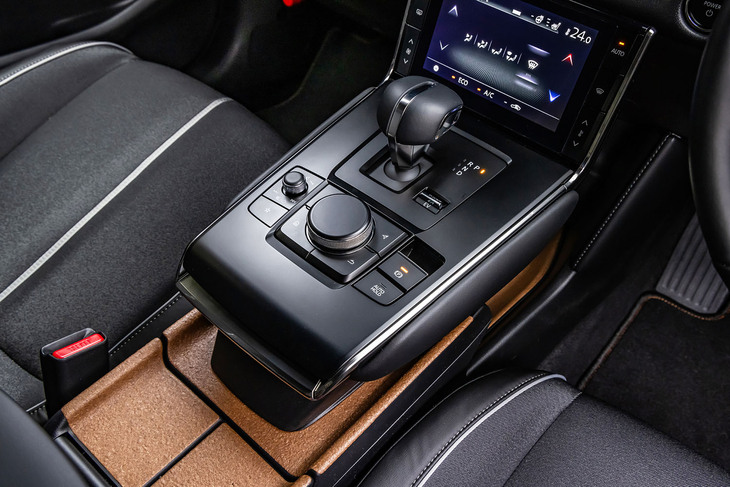 シフトセレクター横に走行モードの切り替えスイッチを配置。走行モードはデフォルトの「ノーマル」、EV走行を優先する「EV」、ロータリーエンジンを稼働させ積極的に充電を行う「チャージ」の3つが設定されている。