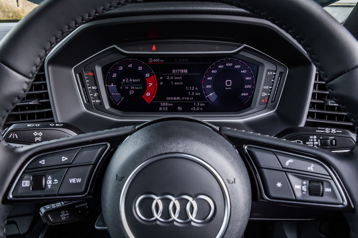 「ファーストエディション」のインストゥルメントパネルには、「アウディバーチャルコックピット」と呼ばれる10.25インチの高解像度フル液晶モニターが配置される。