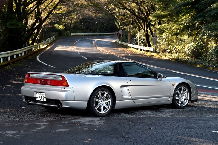 【ホンダNSXタイプSのスペック】
	ボディーサイズ：全長×全幅×全高＝4430×1810×1160mm／ホイールベース：2530mm／車重：1350kg／駆動方式：MR／エンジン：3.2リッターV6 DOHC 24バルブ／トランスミッション：6段MT／最高出力：280PS（206kW）/7300rpm／
	最大トルク：304N・m（31.0kgf・m）/5300rpm／タイヤ：（前）215/40R17 83Y／（後）255/40R17 94Y（ヨコハマ・アドバンA046）／燃費：9.0km/リッター（10・15モード）／価格（税抜き）：1035万7000円
	
	【取材時の燃費データ】
	テスト距離：207.8km（市街地1：高速道路7：山岳路2）／使用燃料：23.4リッター（ハイオクガソリン）／参考燃費：8.9km/リッター（満タン法）