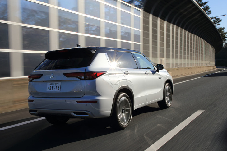 「パジェロ」なき今、名実ともに三菱の旗艦車種となった「アウトランダー」。新型は、日本で「エアトレック」と呼ばれていた初代も含めると、4世代目のモデルとなる。