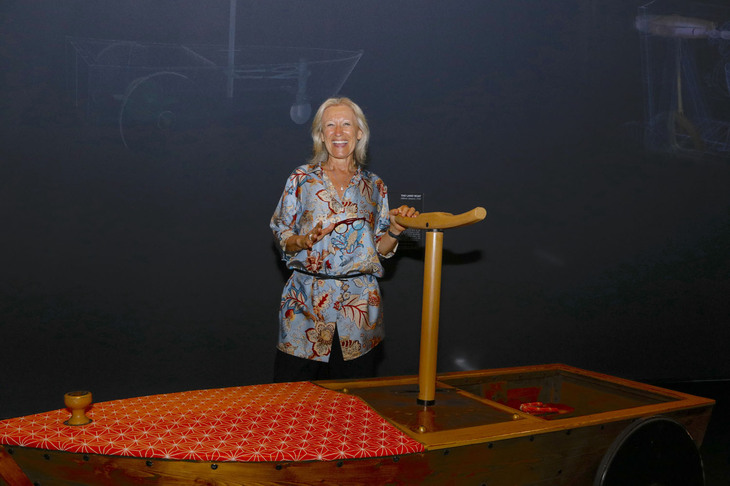 企画展「モトゥス―自動車前史」で。18世紀に日本でつくられた新製陸舟車（複製）とともに。2022年6月撮影。