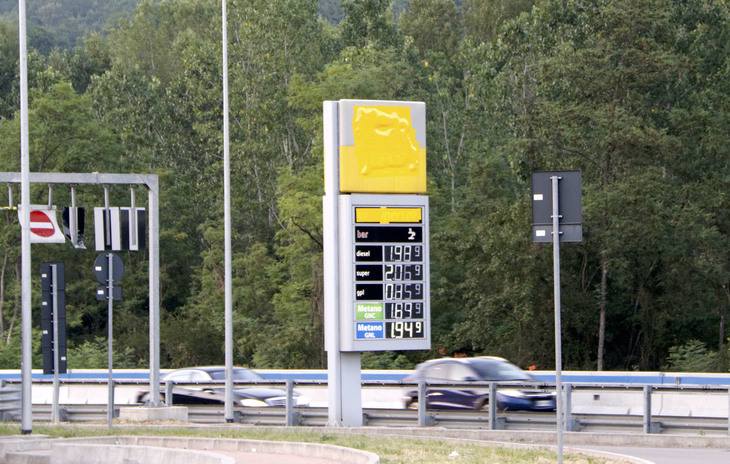 フィレンツェ県のあるSAで。目隠しの下からは、うっすらとあのシンボルが。2022年6月に撮影。